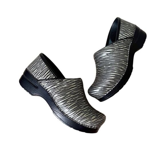 Dansko Black Sliver Tooled Leather Clog Shoes Size 38 US 7.5 8 Slip On Comfort - Picture 1 of 11